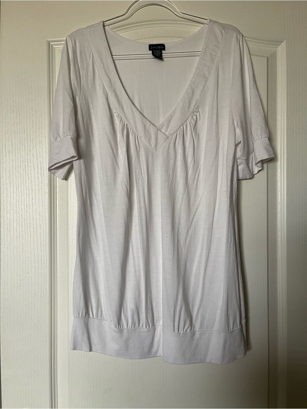 Zenobia White V-Neck Short Sleeve Top